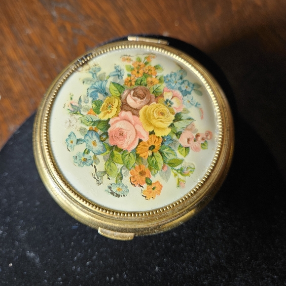 Vintage Floral and Gold Tone Compact. - Picture 8 of 9